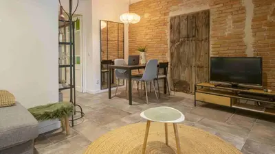 Una televisión o centro de entretenimiento en Chic apartment in Girona center