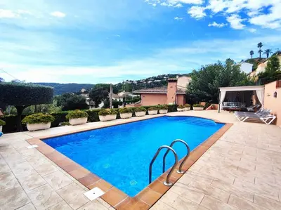 Plano de Preciosa villa con piscina