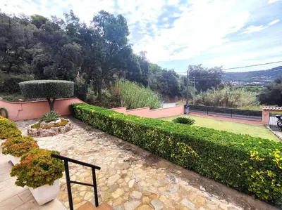 Plano de Preciosa villa con piscina