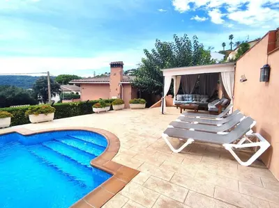 Plano de Preciosa villa con piscina