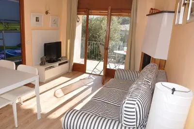 Una televisión o centro de entretenimiento en Apartamento Familiar en Tamariu
