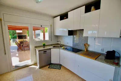 Una cocina o zona de cocina en V&V LLORET - Villa Mirasola