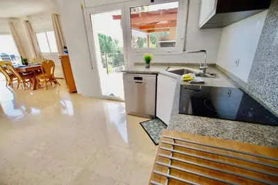 Una cocina o zona de cocina en V&V LLORET - Villa Mirasola