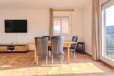Una televisión o centro de entretenimiento en Villa Luz Lloret con Piscina
