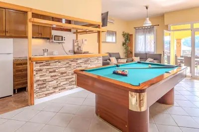 Mesa de billar en Villa Luz Lloret con Piscina