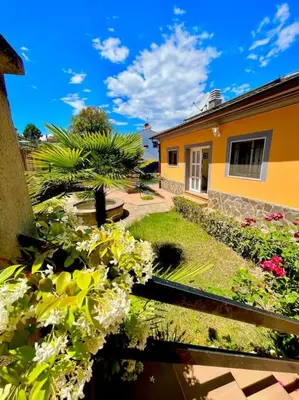 Jardín al aire libre en Maravillosa villa con piscina y barbacoa
