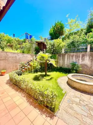 Jardín al aire libre en Maravillosa villa con piscina y barbacoa