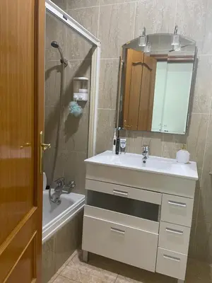 Un baño de Maravillosa villa con piscina y barbacoa