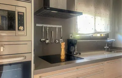 Una cocina o zona de cocina en Awesome Home In Tordera