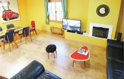 Una televisión o centro de entretenimiento en Lovely Home In St Cebrià De Vallalta