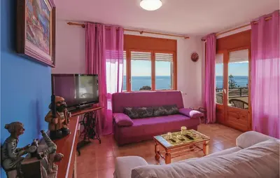 Una televisión o centro de entretenimiento en Nice Home In Tossa De Mar With Wifi