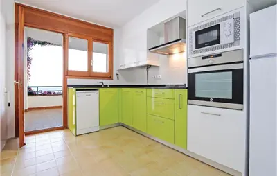 Una cocina o zona de cocina en Nice Home In Tossa De Mar With Wifi