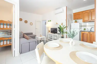 Una cocina o zona de cocina en Luminoso apartamento en Tossa de Mar a un paso de la playa