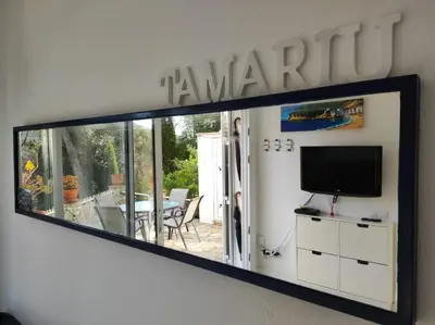 Una televisión o centro de entretenimiento en Apartamento con encanto en Tamariu