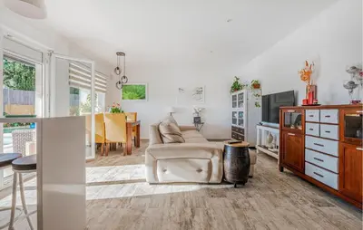Una televisión o centro de entretenimiento en Stunning Home In Tordera With Wifi