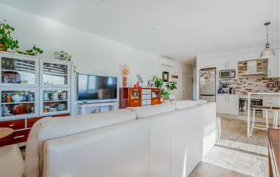 Una cocina o zona de cocina en Stunning Home In Tordera With Wifi