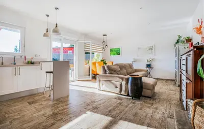 Una cocina o zona de cocina en Stunning Home In Tordera With Wifi