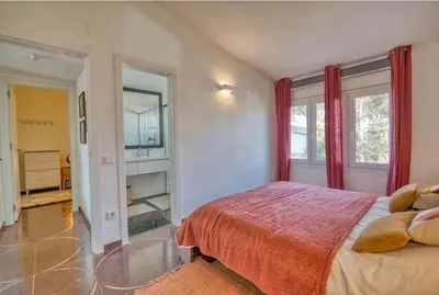 Cama o camas de una habitación en Apartment with pool and tennis courts in Calella de Palafrugell