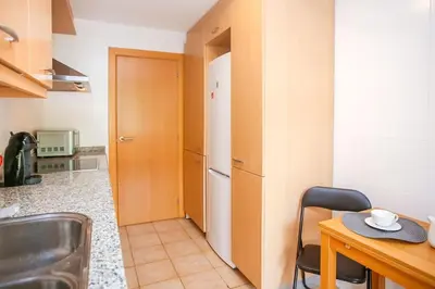 Una cocina o zona de cocina en AL47 Spacious apartment near Fenals beach