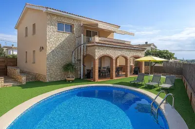 Piscina en o cerca de Catalunya Casas Cozy beach town villa for 8 - no car necessary!