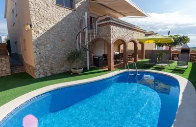 Piscina en o cerca de Catalunya Casas Cozy beach town villa for 8 - no car necessary!