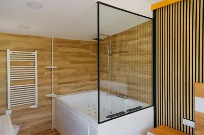 Un baño de WELCS DUPLEX 192 PDA cerca del mar