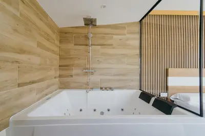 Un baño de WELCS DUPLEX 192 PDA cerca del mar