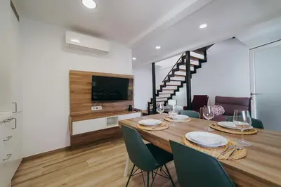 Una televisión o centro de entretenimiento en WELCS DUPLEX 192 PDA cerca del mar
