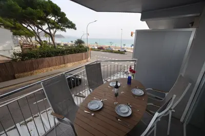 Un balcón o terraza de Apartamento frente a la playa Blanes Costa Brava