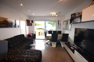 Una televisión o centro de entretenimiento en Apartamento frente a la playa Blanes Costa Brava