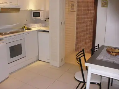 Una cocina o zona de cocina en ACOGEDOR APARTAMENTO con PISCINA PRÓXIMO A LA PLAYA