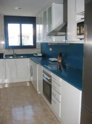 Una cocina o zona de cocina en AMPLIO Y CONFORTABLE APARTAMENTO con PARKING