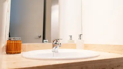 Un baño de SeaHomes Vacations - Sabanell Dreamplace apt with PKG