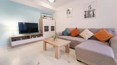 Una televisión o centro de entretenimiento en SeaHomes Vacations - Sabanell Dreamplace apt with PKG