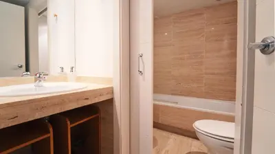 Un baño de SeaHomes Vacations - Sabanell Dreamplace apt with PKG