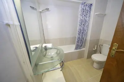 Un baño de HomeHolidaysRentals Belisa - Costa Barcelona