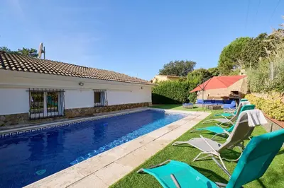 Piscina en o cerca de 2 Tor-18