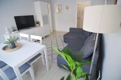 Una televisión o centro de entretenimiento en HomeHolidaysRentals Blue - Costa Barcelona