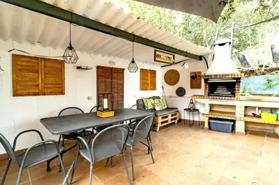 Una cocina o zona de cocina en Ca La Iaia – Casa con piscina y jardín