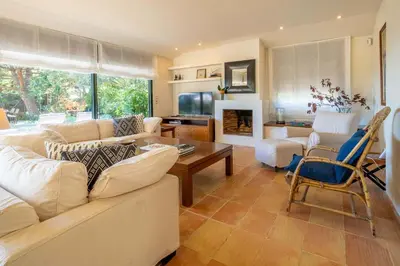 Una televisión o centro de entretenimiento en Villa Les Oliveres Piscina Privada Vistas Mar Aire Acondicionado