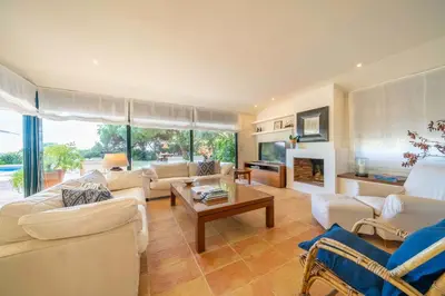 Zona de estar de Villa Les Oliveres Piscina Privada Vistas Mar Aire Acondicionado