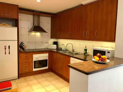 Una cocina o zona de cocina en Nice house and pool by the golf course and close to the sea!