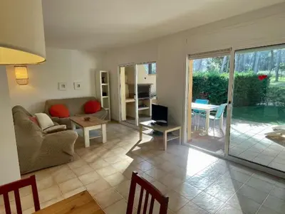 Zona de estar de Nice house and pool by the golf course and close to the sea!