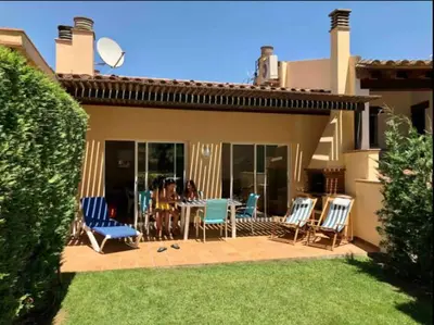 Jardín al aire libre en Nice house and pool by the golf course and close to the sea!