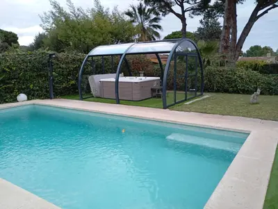 Piscina en o cerca de Encantadora villa con piscina climatizada marzo 2026
