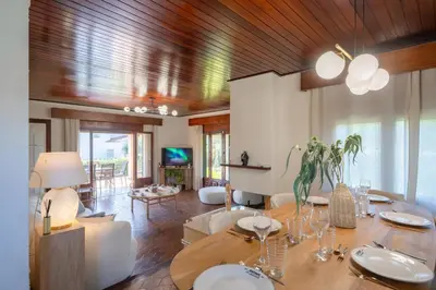 Una televisión o centro de entretenimiento en Encantadora villa con piscina climatizada marzo 2026