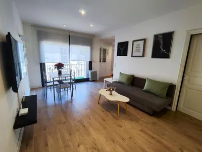 Una televisión o centro de entretenimiento en Apartamento a 100m de la playa