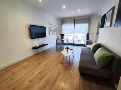 Una televisión o centro de entretenimiento en Apartamento a 100m de la playa