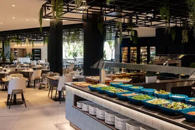Comida en o cerca de este hotel