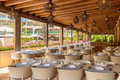 Un restaurante o sitio para comer en Golden Bahía de Tossa & Spa 4* Sup.